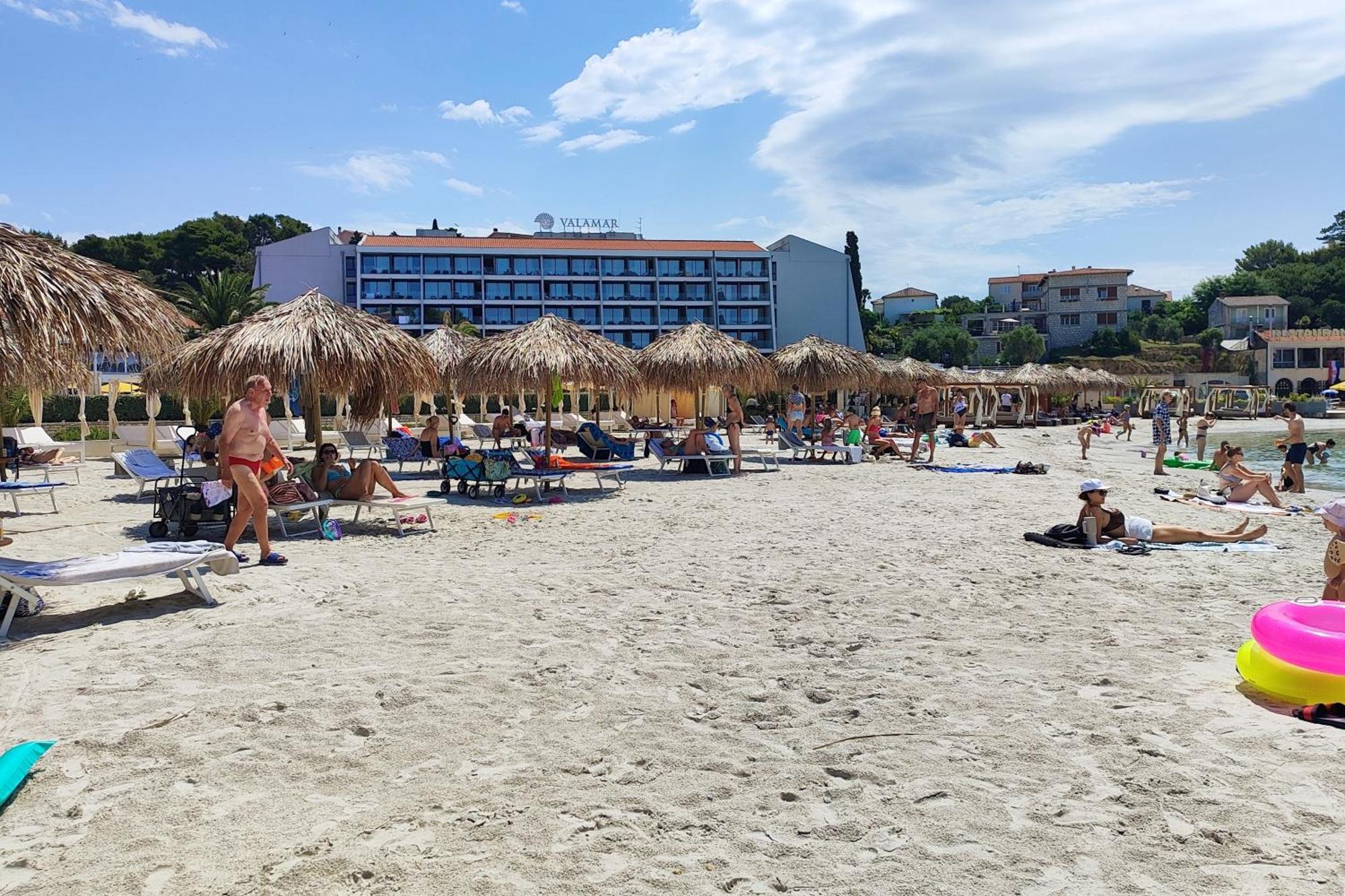 Apartments With A Swimming Pool Banjol, Rab - 11382 Bagian luar foto